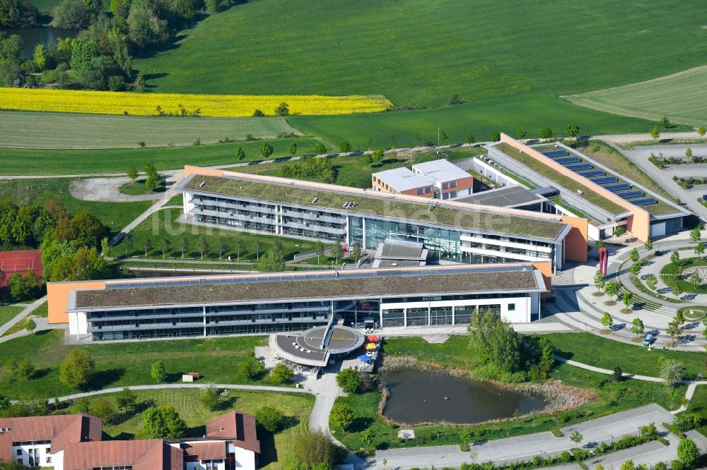 Luftaufnahme Hof - Gebäudekomplex der Hochschule Hochschule Hof am Alfons-Goppel-Platz in Hof im Bundesland Bayern, Deutschland