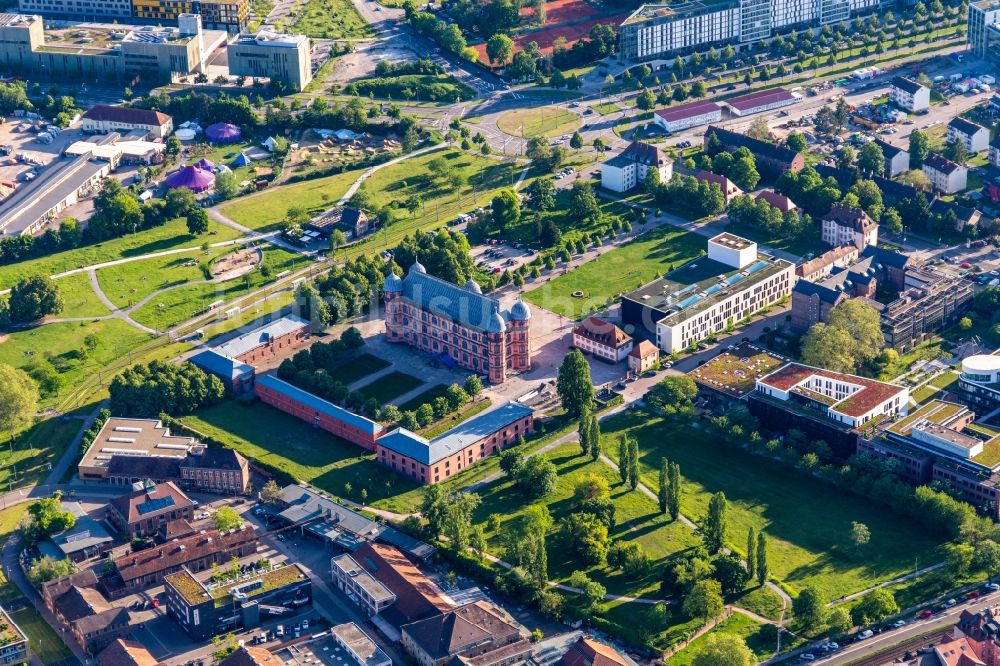 Karlsruhe von oben - Gebäudekomplex der Hochschule Schloß Gottesaue - Hochschule für Musik in Karlsruhe im Bundesland Baden-Württemberg