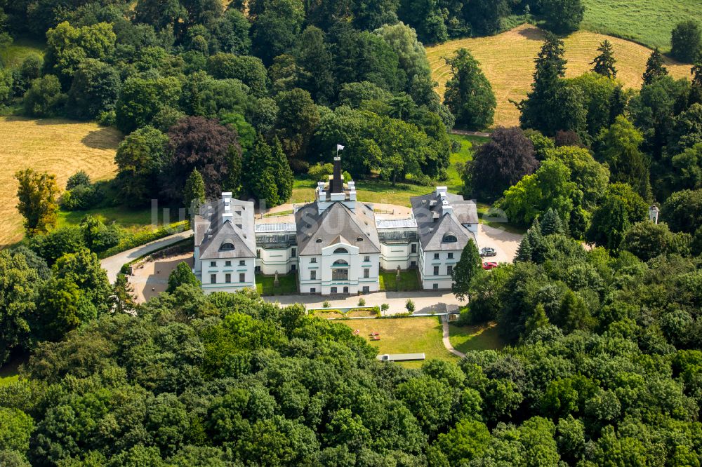 Luftaufnahme Hohen-Demzin - Gebäudekomplex des Hotel Schlosshotel Burg Schlitz in Hohen-Demzin im Bundesland Mecklenburg-Vorpommern, Deutschland