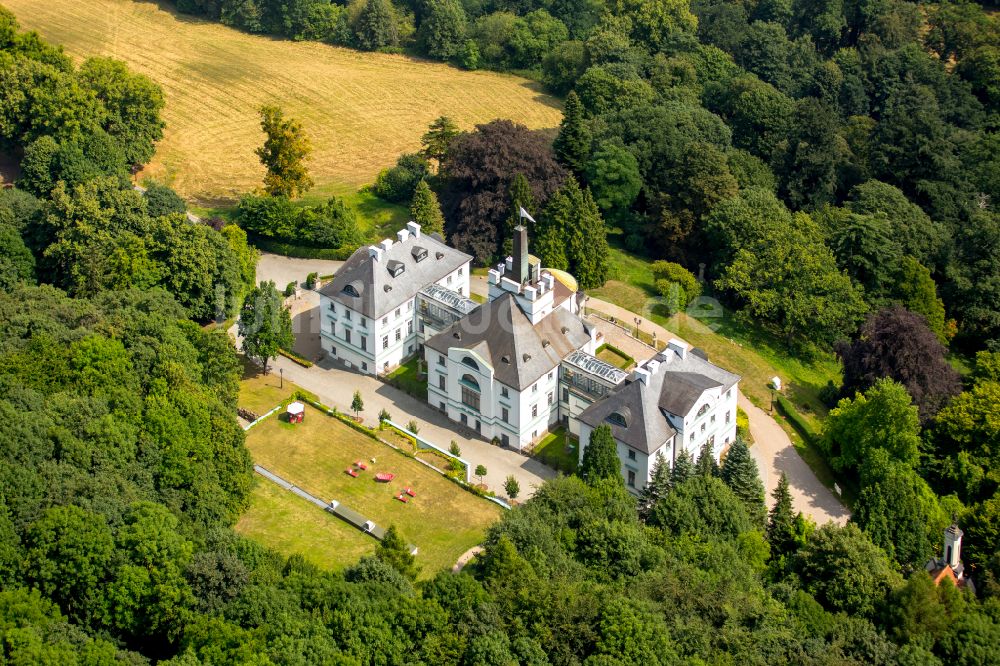 Hohen-Demzin von oben - Gebäudekomplex des Hotel Schlosshotel Burg Schlitz in Hohen-Demzin im Bundesland Mecklenburg-Vorpommern, Deutschland