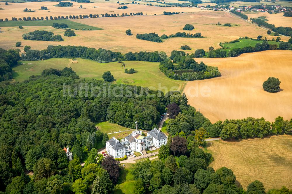 Hohen-Demzin aus der Vogelperspektive: Gebäudekomplex des Hotel Schlosshotel Burg Schlitz in Hohen-Demzin im Bundesland Mecklenburg-Vorpommern, Deutschland