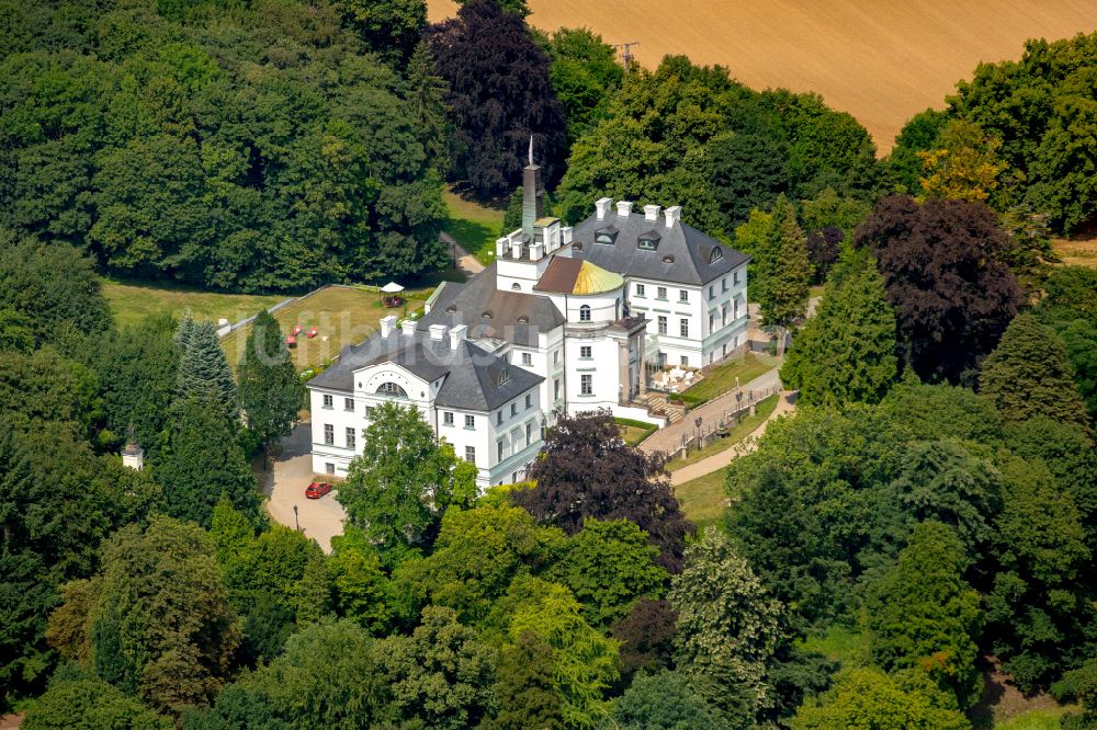 Hohen-Demzin von oben - Gebäudekomplex des Hotel Schlosshotel Burg Schlitz in Hohen-Demzin im Bundesland Mecklenburg-Vorpommern, Deutschland