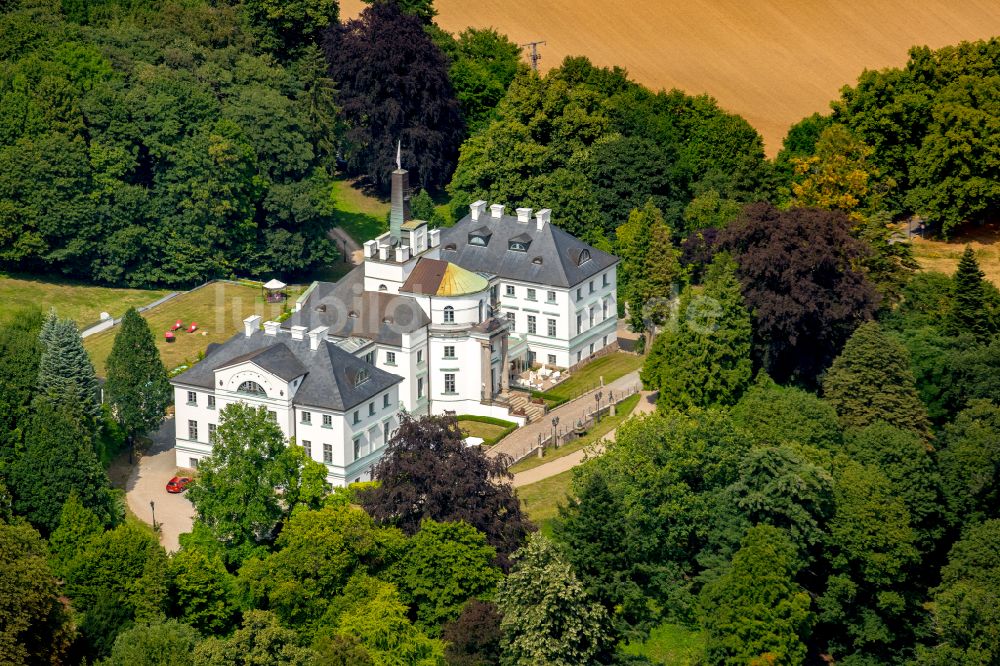 Hohen-Demzin aus der Vogelperspektive: Gebäudekomplex des Hotel Schlosshotel Burg Schlitz in Hohen-Demzin im Bundesland Mecklenburg-Vorpommern, Deutschland