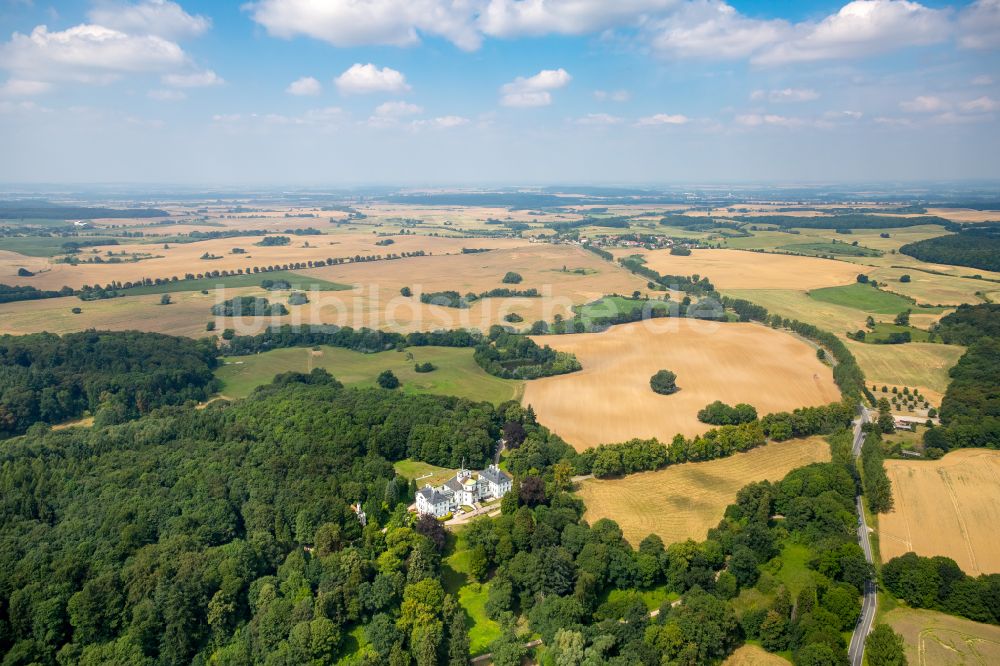 Luftaufnahme Hohen-Demzin - Gebäudekomplex des Hotel Schlosshotel Burg Schlitz in Hohen-Demzin im Bundesland Mecklenburg-Vorpommern, Deutschland