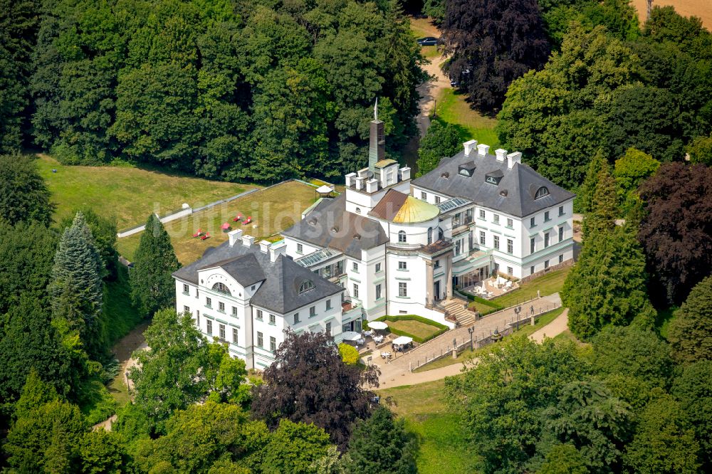 Hohen-Demzin aus der Vogelperspektive: Gebäudekomplex des Hotel Schlosshotel Burg Schlitz in Hohen-Demzin im Bundesland Mecklenburg-Vorpommern, Deutschland