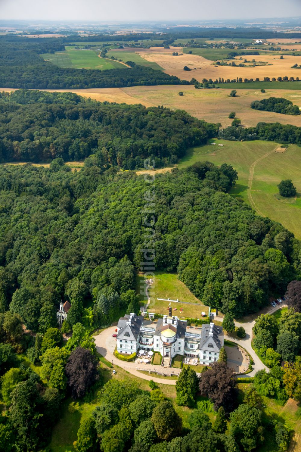 Luftaufnahme Hohen-Demzin - Gebäudekomplex des Hotel Schlosshotel Burg Schlitz in Hohen-Demzin im Bundesland Mecklenburg-Vorpommern, Deutschland