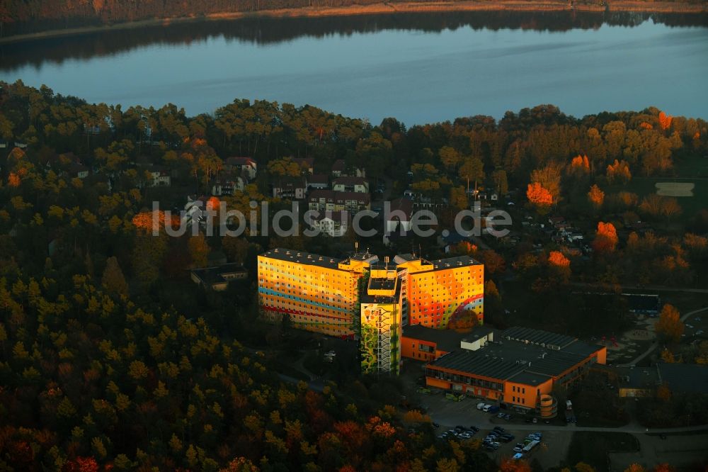 Templin aus der Vogelperspektive: Gebäudekomplex der Hotelanlage AHORN Seehotel Templin in Templin im Bundesland Brandenburg, Deutschland