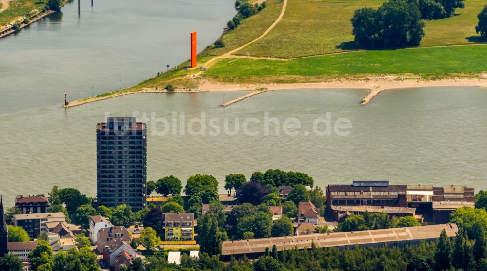 Duisburg von oben - Gebäudekomplex der Hotelanlage Akzent Hotel Rheingarten in Duisburg im Bundesland Nordrhein-Westfalen