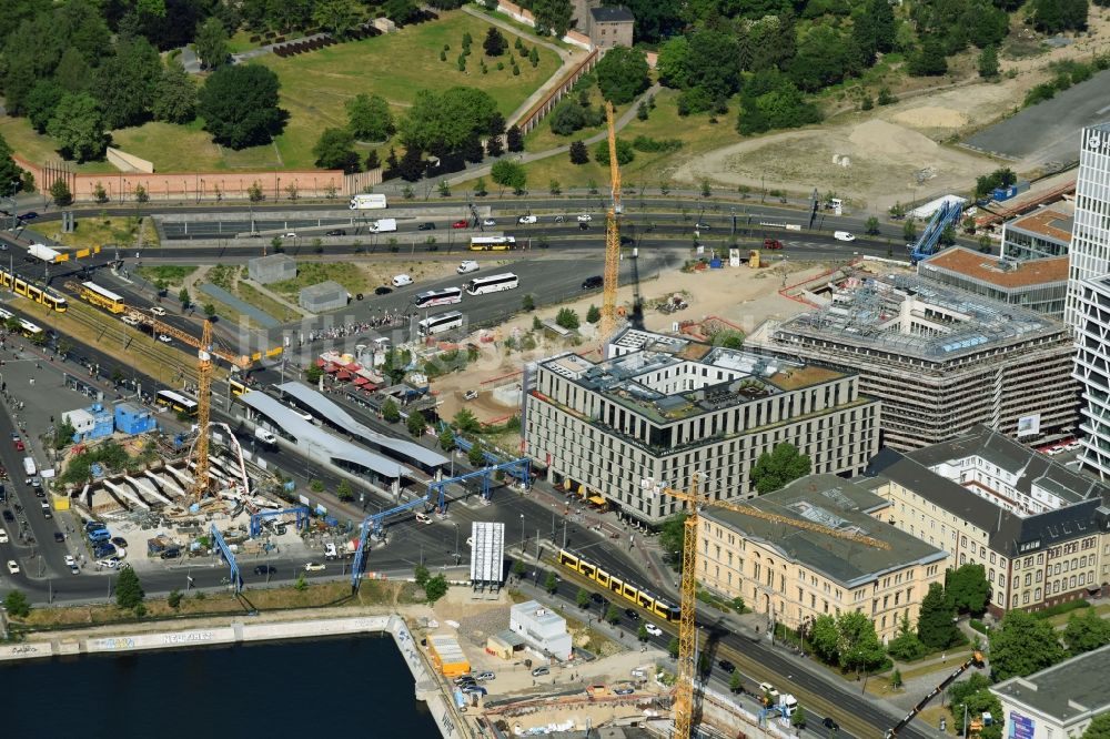 Luftbild Berlin - Gebäudekomplex der Hotelanlage AMANO Grand Central - ibis an der Invalidenstraße - Heidestraße im Ortsteil Mitte in Berlin, Deutschland