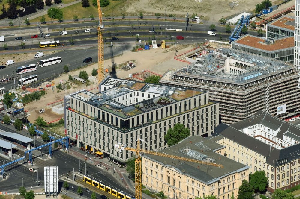 Luftaufnahme Berlin - Gebäudekomplex der Hotelanlage AMANO Grand Central - ibis an der Invalidenstraße - Heidestraße im Ortsteil Mitte in Berlin, Deutschland