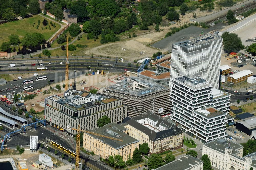 Berlin von oben - Gebäudekomplex der Hotelanlage AMANO Grand Central - ibis an der Invalidenstraße - Heidestraße im Ortsteil Mitte in Berlin, Deutschland