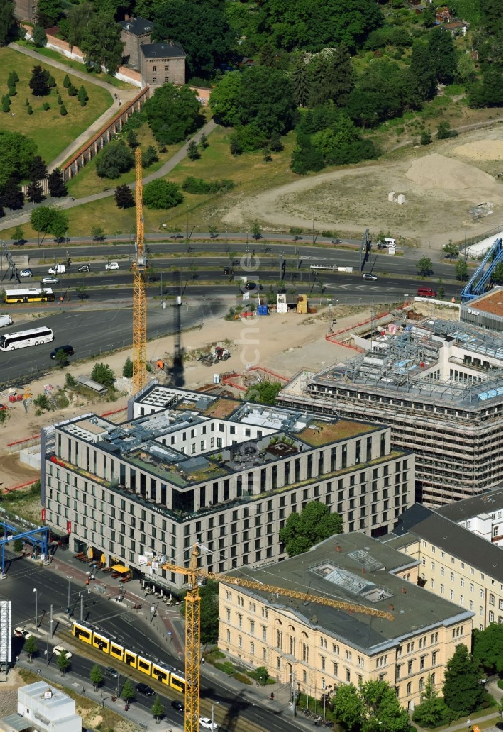 Berlin aus der Vogelperspektive: Gebäudekomplex der Hotelanlage AMANO Grand Central - ibis an der Invalidenstraße - Heidestraße im Ortsteil Mitte in Berlin, Deutschland