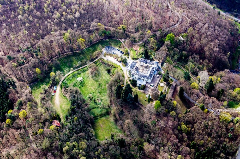 Luftaufnahme Jugenheim - Gebäudekomplex der Hotelanlage Annettes Gastronomie im Schloss Heiligenberg in Jugenheim im Bundesland Hessen, Deutschland