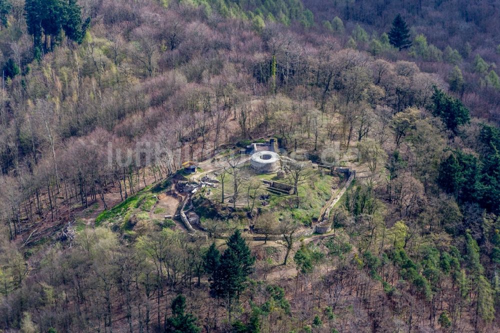 Jugenheim von oben - Gebäudekomplex der Hotelanlage Annettes Gastronomie im Schloss Heiligenberg in Jugenheim im Bundesland Hessen, Deutschland