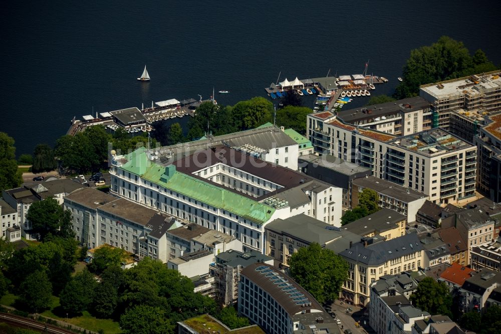 Hamburg aus der Vogelperspektive: Gebäudekomplex der Hotelanlage des Atlantic-Hotel an der Innenalster in Hamburg