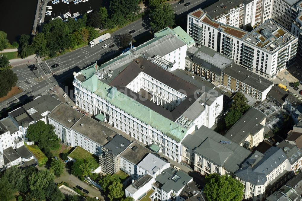 Hamburg von oben - Gebäudekomplex der Hotelanlage des Atlantic-Hotel an der Innenalster in Hamburg