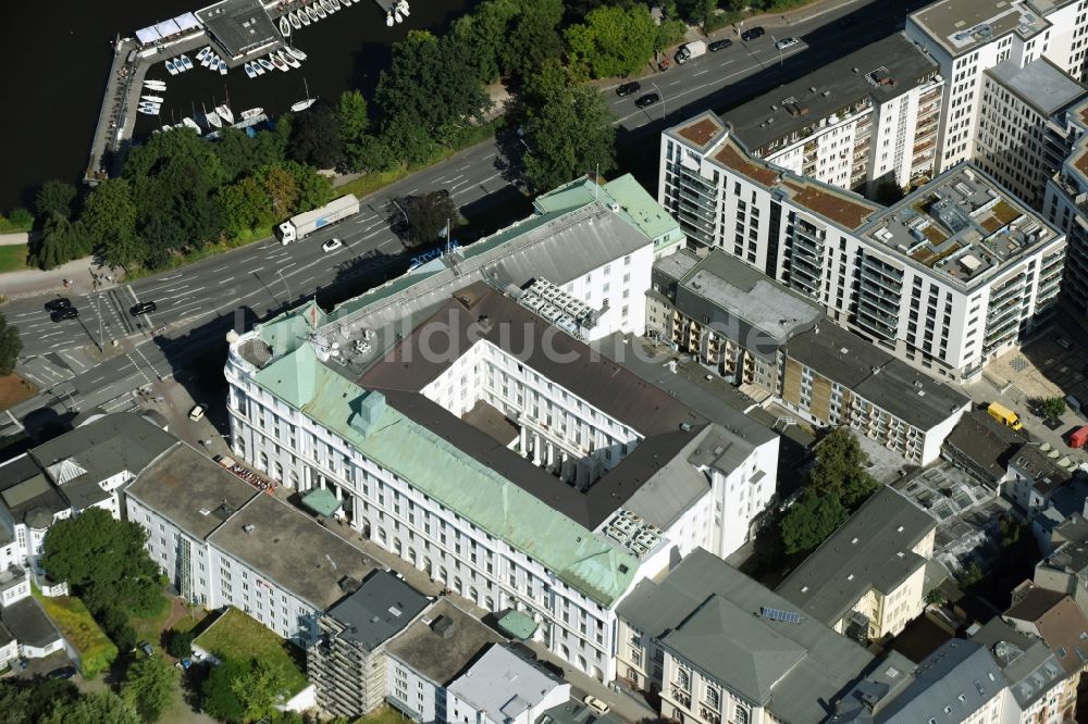 Hamburg aus der Vogelperspektive: Gebäudekomplex der Hotelanlage des Atlantic-Hotel an der Innenalster in Hamburg