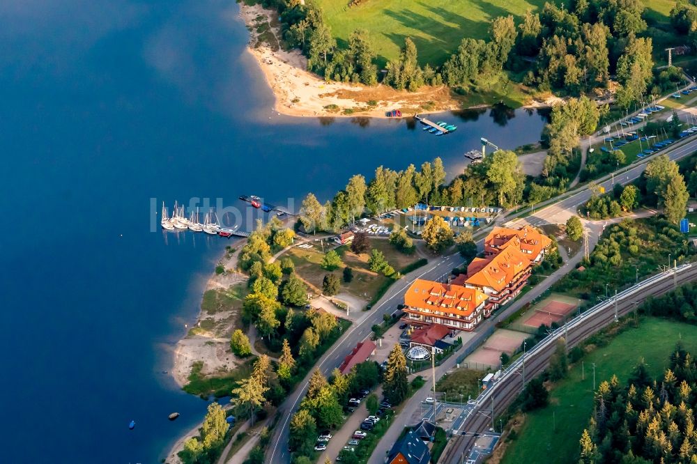 Schluchsee von oben - Gebäudekomplex der Hotelanlage Auerhahn Wellnesshotel in Schluchsee im Bundesland Baden-Württemberg, Deutschland