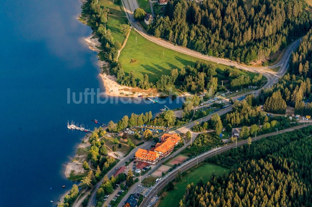 Schluchsee aus der Vogelperspektive: Gebäudekomplex der Hotelanlage Auerhahn Wellnesshotel in Schluchsee im Bundesland Baden-Württemberg, Deutschland