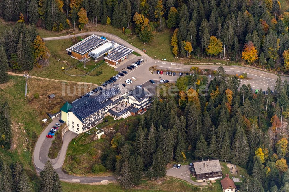 Aitern von oben - Gebäudekomplex der Hotelanlage Belchenhotel Jägerstüble und Talstation der Belchenbahn in Aitern im Bundesland Baden-Württemberg, Deutschland