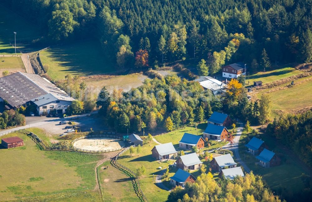 Luftbild Schmallenberg - Gebäudekomplex der Hotelanlage vom Bergdorf LiebesGrün in Schmallenberg im Bundesland Nordrhein-Westfalen