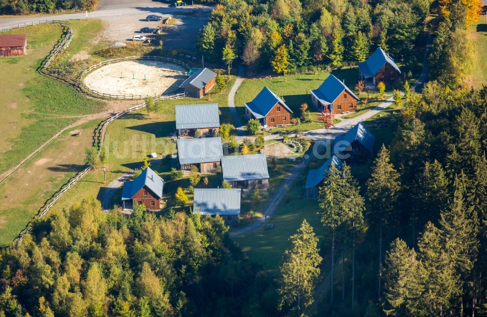 Schmallenberg von oben - Gebäudekomplex der Hotelanlage vom Bergdorf LiebesGrün in Schmallenberg im Bundesland Nordrhein-Westfalen