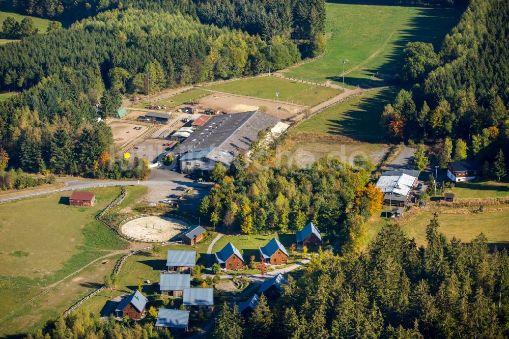 Luftbild Schmallenberg - Gebäudekomplex der Hotelanlage vom Bergdorf LiebesGrün in Schmallenberg im Bundesland Nordrhein-Westfalen