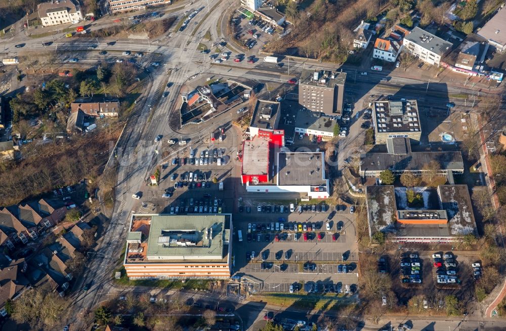 Duisburg aus der Vogelperspektive: Gebäudekomplex der Hotelanlage , Bezirksamt und Gesundheitszentrum Sittardsberger Allee - Altenbrucher Damm im Ortsteil Buchholz in Duisburg im Bundesland Nordrhein-Westfalen