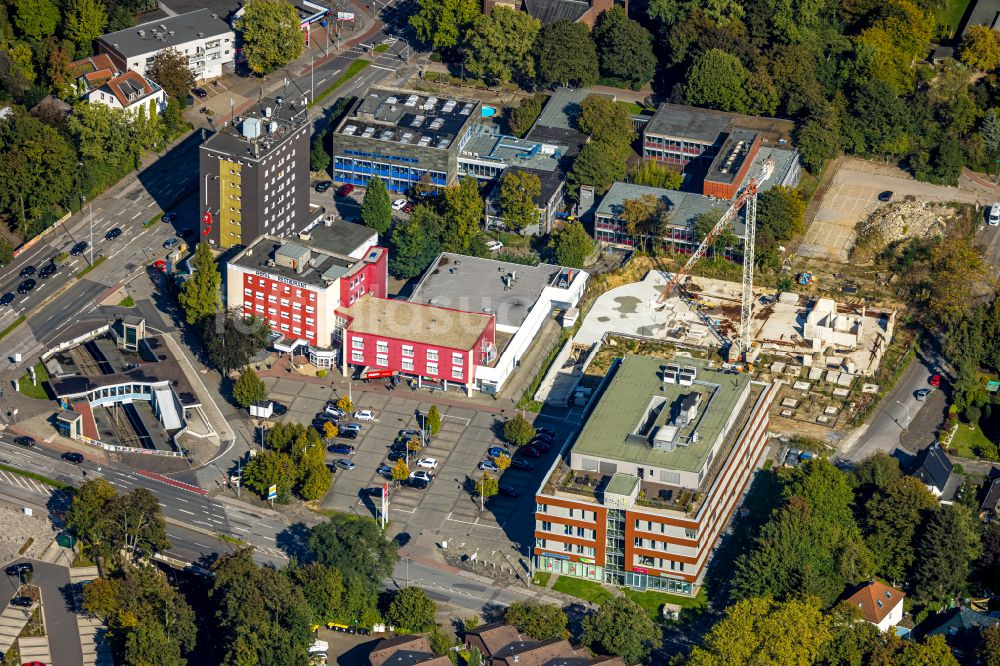 Duisburg von oben - Gebäudekomplex der Hotelanlage , Bezirksamt und Gesundheitszentrum Sittardsberger Allee - Altenbrucher Damm im Ortsteil Buchholz in Duisburg im Bundesland Nordrhein-Westfalen