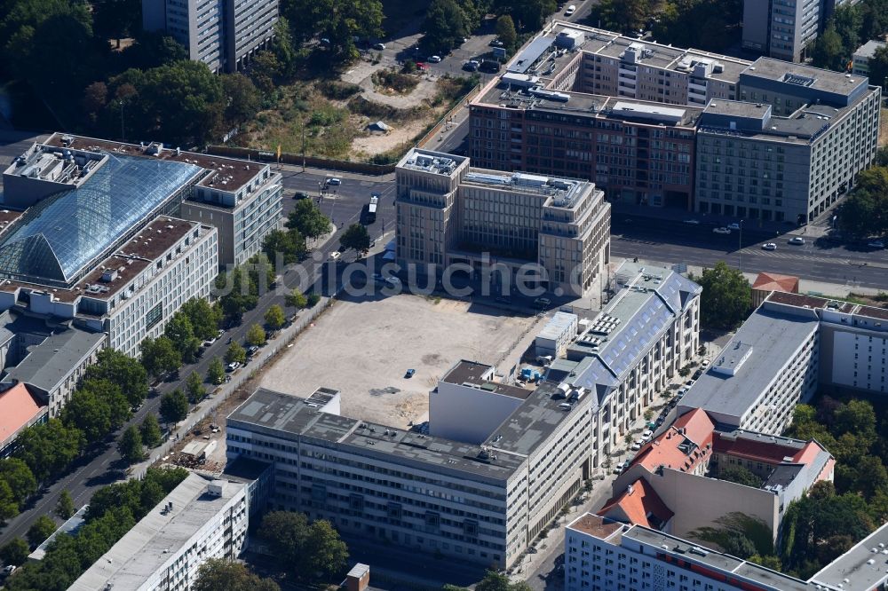 Berlin aus der Vogelperspektive: Gebäudekomplex der Hotelanlage Capri By Fraser Berlin an der Scharrenstraße in Berlin, Deutschland