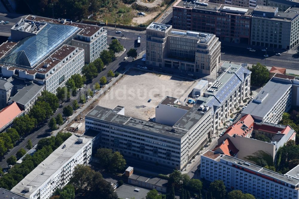 Luftbild Berlin - Gebäudekomplex der Hotelanlage Capri By Fraser Berlin an der Scharrenstraße in Berlin, Deutschland