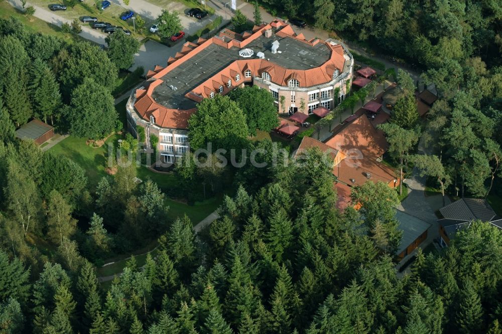 Garrel aus der Vogelperspektive: Gebäudekomplex der Hotelanlage Chapeau Hotels GmbH am Drei-Brücken-Weg in Garrel im Bundesland Niedersachsen