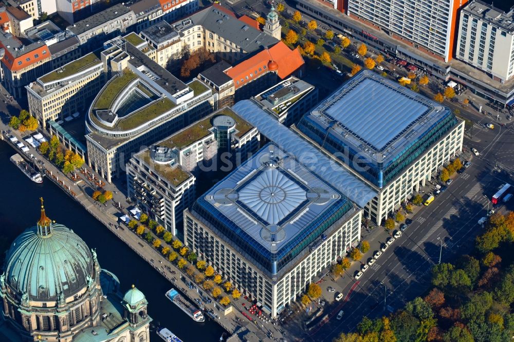 Luftbild Berlin - Gebäudekomplex der Hotelanlage CityQuartier DomAquarée an der Karl-Liebknecht-Straße im Ortsteil Mitte in Berlin, Deutschland