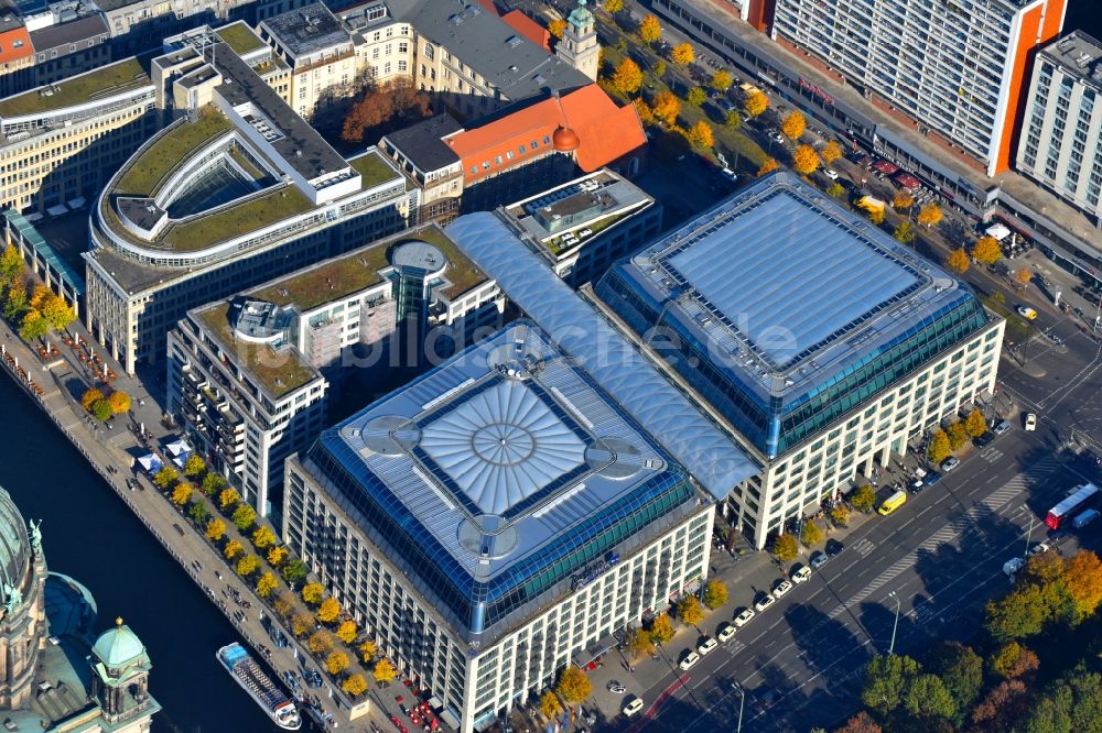 Luftaufnahme Berlin - Gebäudekomplex der Hotelanlage CityQuartier DomAquarée an der Karl-Liebknecht-Straße im Ortsteil Mitte in Berlin, Deutschland