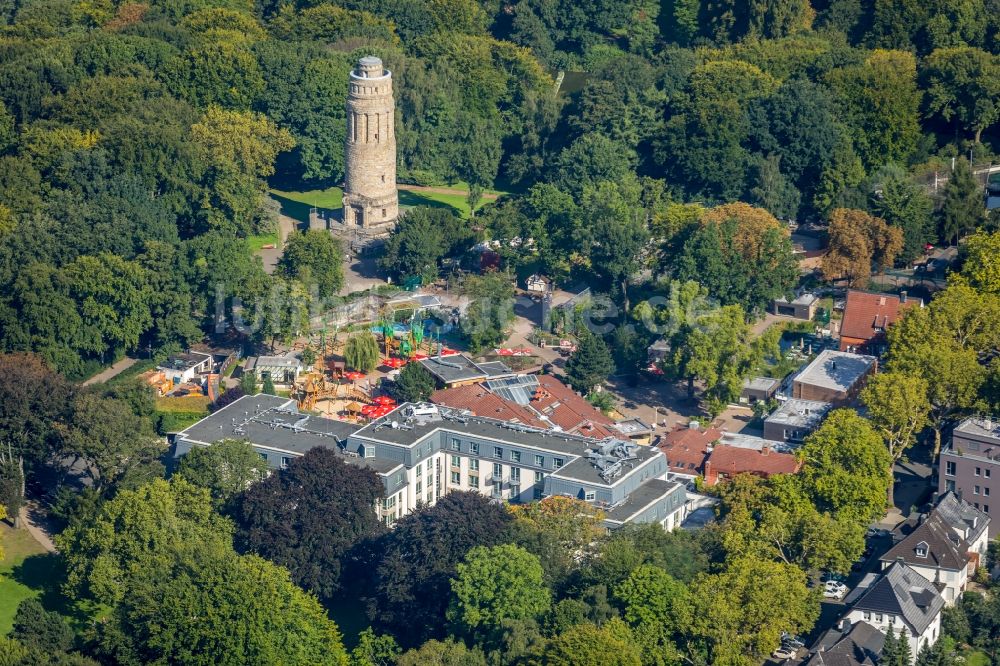 Bochum von oben - Gebäudekomplex der Hotelanlage des Courtyard Bochum Stadtpark und die Turmanlage des hiesigen Bismarkturms im Stadtpark Bochum in der Klinikstrasse in Bochum im Bundesland Nordrhein-Westfalen, Deutschland