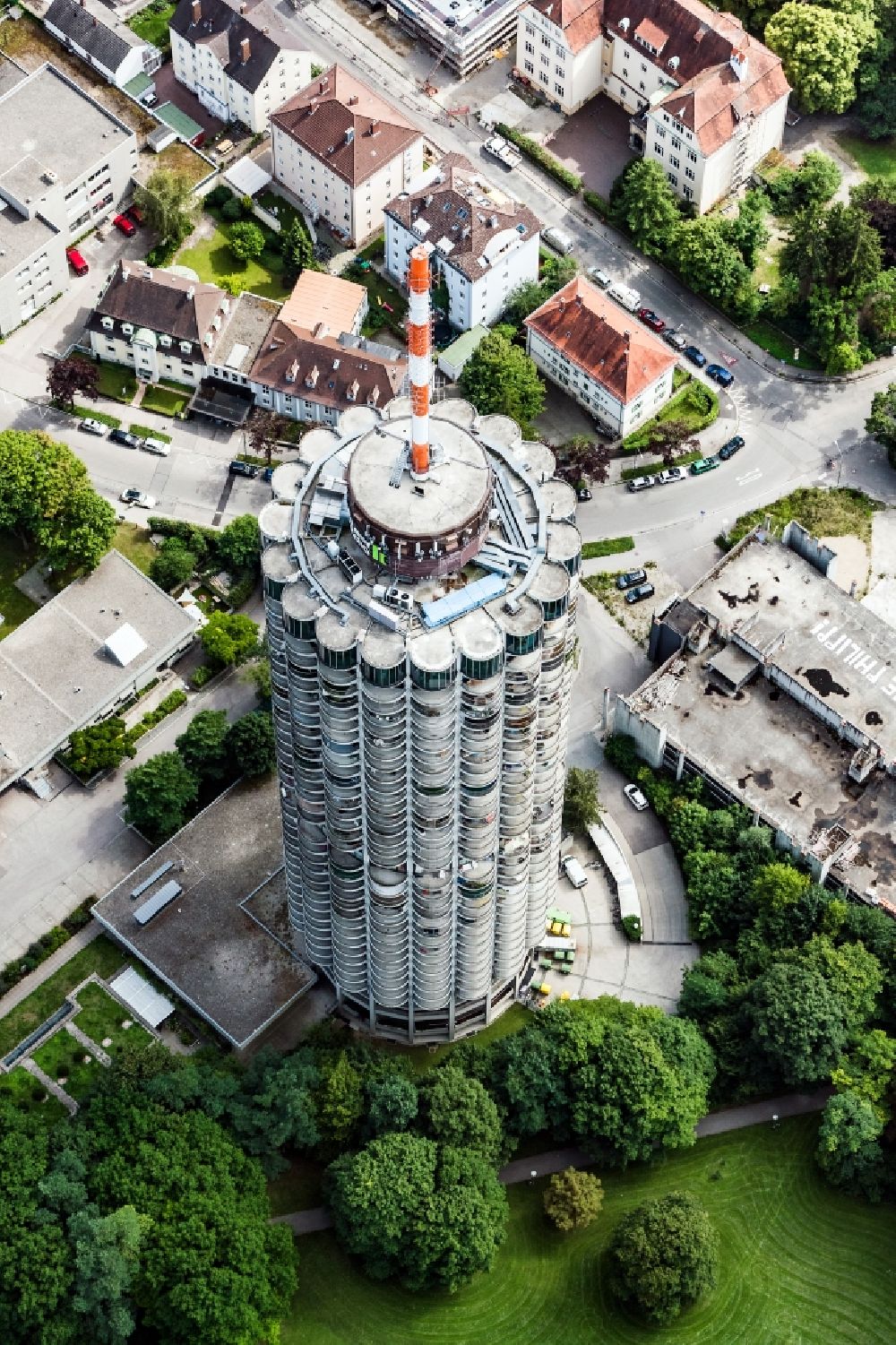 Luftaufnahme Augsburg - Gebäudekomplex der Hotelanlage Dorint in Augsburg im Bundesland Bayern, Deutschland