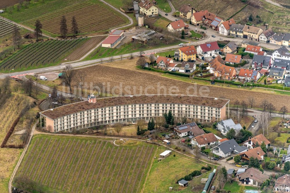 Durbach aus der Vogelperspektive: Gebäudekomplex der Hotelanlage Dorint Hotel Durbach/Schwarzwald im Ortsteil Ebersweier in Durbach im Bundesland Baden-Württemberg, Deutschland