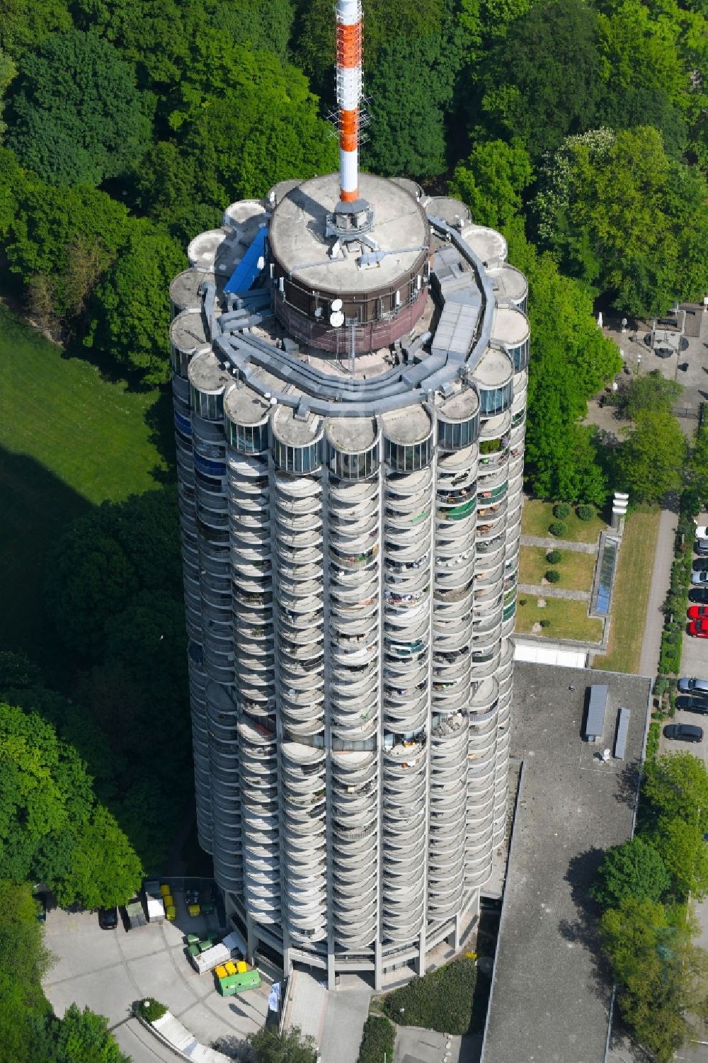 Luftaufnahme Augsburg - Gebäudekomplex der Hotelanlage Dorint An der Kongresshalle Augsburg in Augsburg im Bundesland Bayern, Deutschland