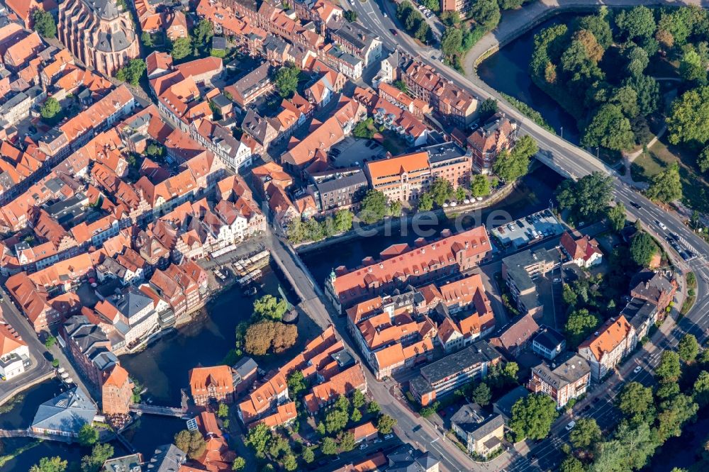 Luftaufnahme Lüneburg - Gebäudekomplex der Hotelanlage DORMERO Hotel Altes Kaufhaus Lüneburg am alten Hafen in Lüneburg im Bundesland Niedersachsen, Deutschland