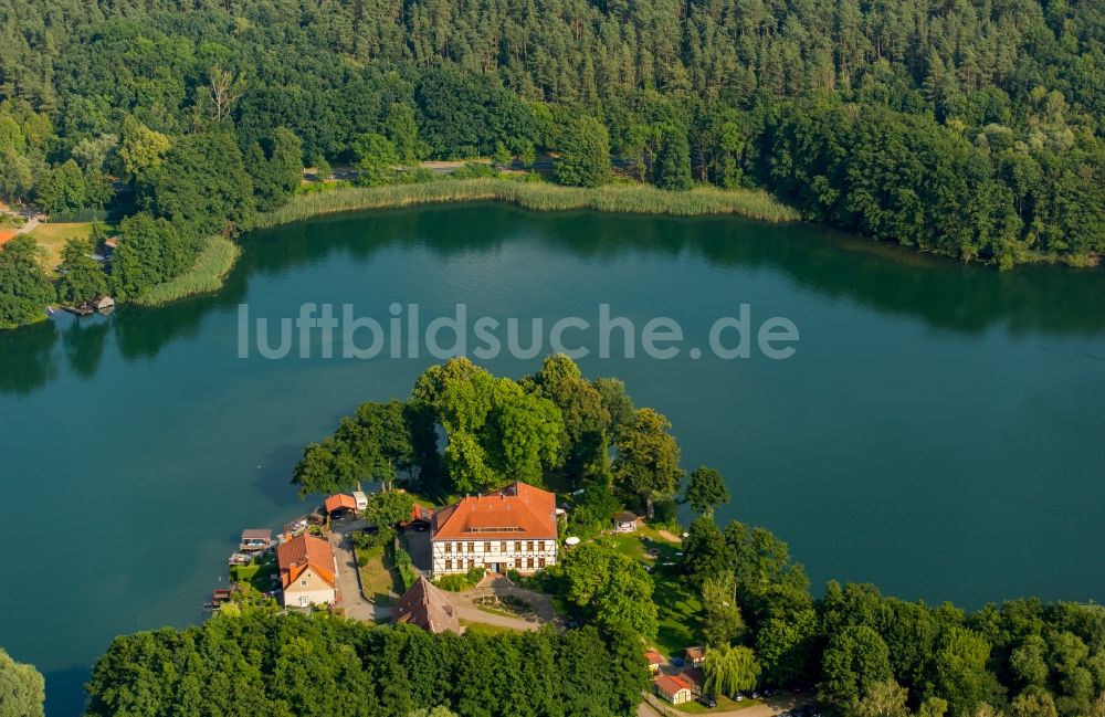 Luftaufnahme Feldberger Seenlandschaft - Gebäudekomplex der Hotelanlage Drostenhaus Feldberg in Feldberger Seenlandschaft im Bundesland Mecklenburg-Vorpommern