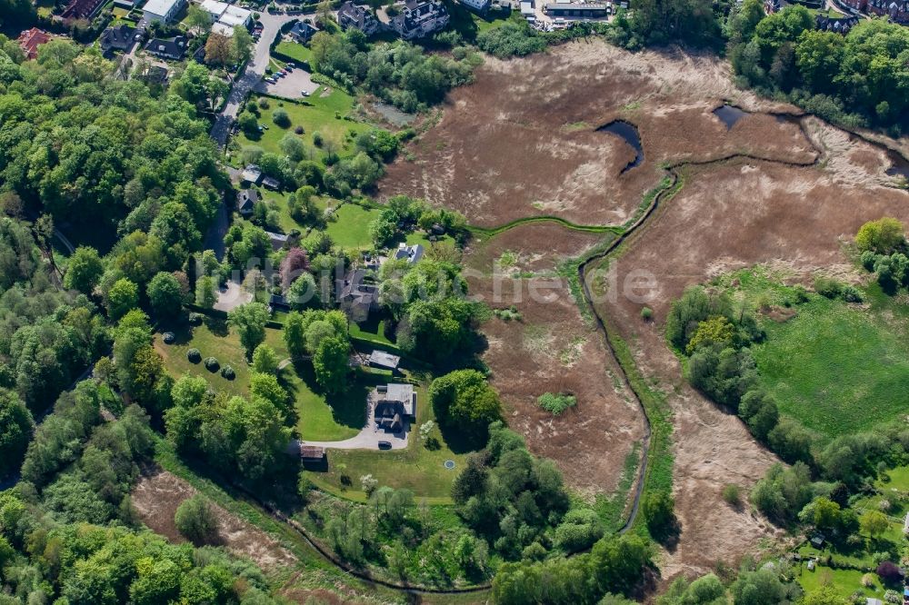 Glücksburg von oben - Gebäudekomplex einer Hotelanlage und Einfamilienhäuser in Glücksburg im Bundesland Schleswig-Holstein, Deutschland