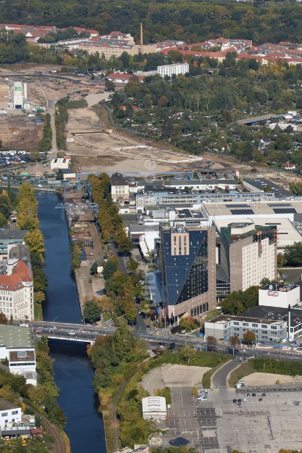 Luftaufnahme Berlin - Gebäudekomplex der Hotelanlage Estrel in Berlin