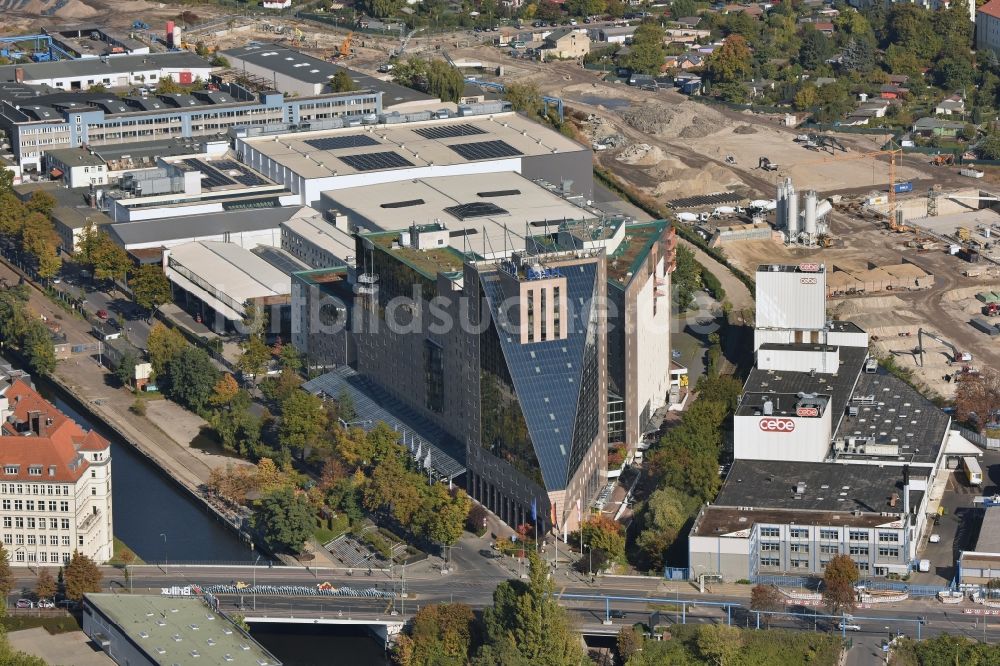 Berlin von oben - Gebäudekomplex der Hotelanlage Estrel in Berlin