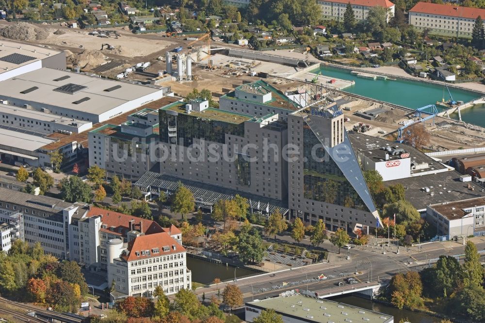 Berlin aus der Vogelperspektive: Gebäudekomplex der Hotelanlage Estrel in Berlin