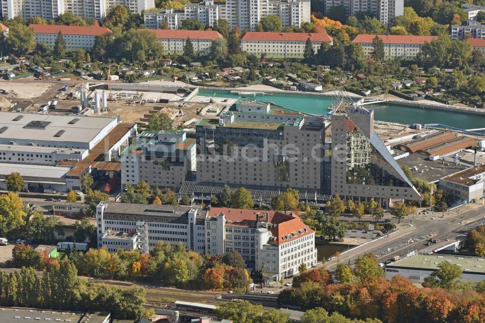 Luftaufnahme Berlin - Gebäudekomplex der Hotelanlage Estrel in Berlin