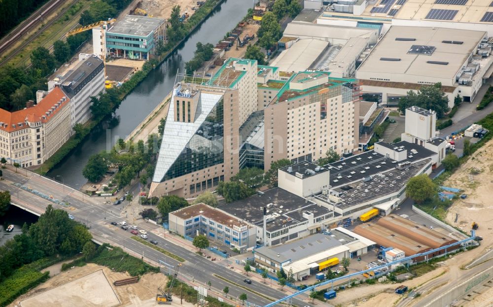 Berlin von oben - Gebäudekomplex der Hotelanlage Estrel Berlin im Ortsteil Neukölln in Berlin, Deutschland