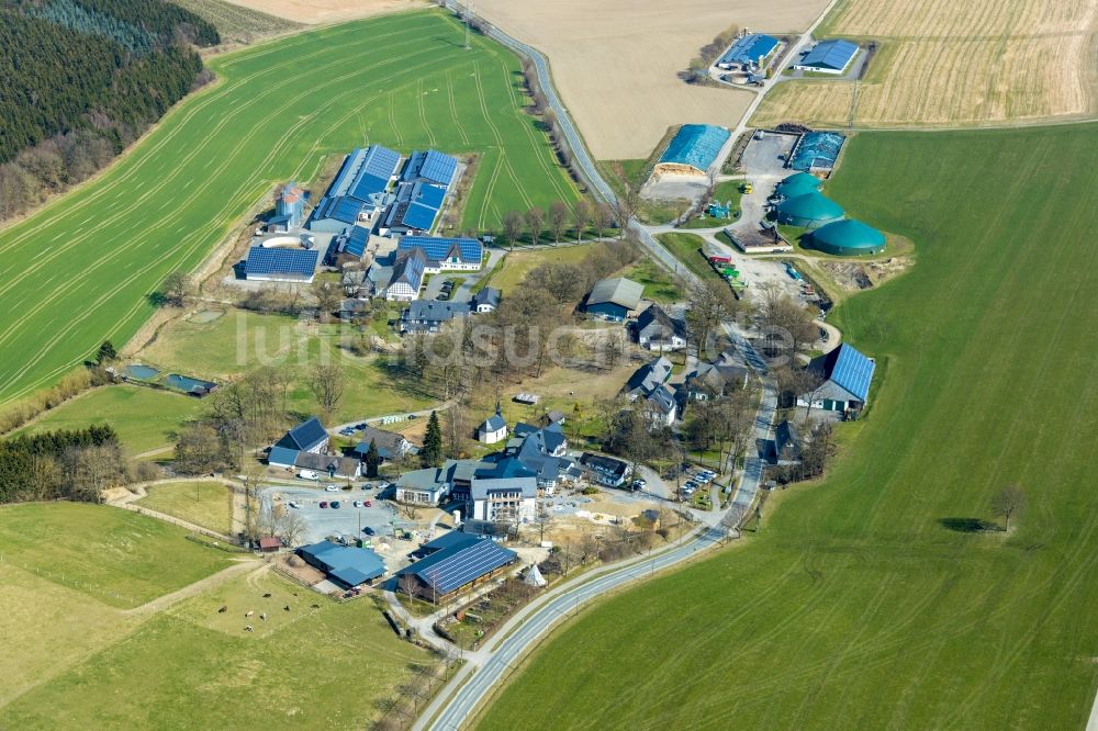 Schmallenberg aus der Vogelperspektive: Gebäudekomplex der Hotelanlage Familotel Ebbinghof im Ortsteil Ebbinghof in Schmallenberg im Bundesland Nordrhein-Westfalen, Deutschland