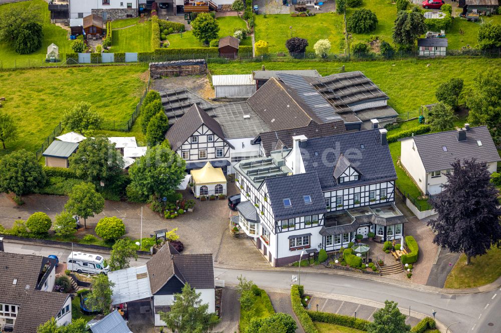 Arnsberg von oben - Gebäudekomplex der Hotelanlage und Gaststätte Gasthof Hoffmann in Arnsberg im Bundesland Nordrhein-Westfalen