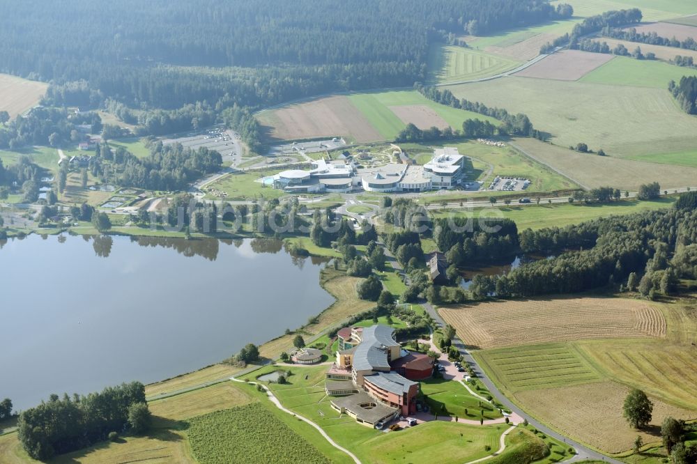 Luftaufnahme Weißenstadt - Gebäudekomplex der Hotelanlage Gesundheitshotel Weißenstadt am See Im Quellenpark in Weißenstadt im Bundesland Bayern, Deutschland