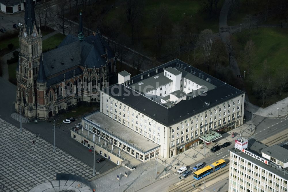 Chemnitz von oben - Gebäudekomplex der Hotelanlage GÜNNEWIG Hotel Chemnitzer Hof superior am Theaterplatz in Chemnitz im Bundesland Sachsen